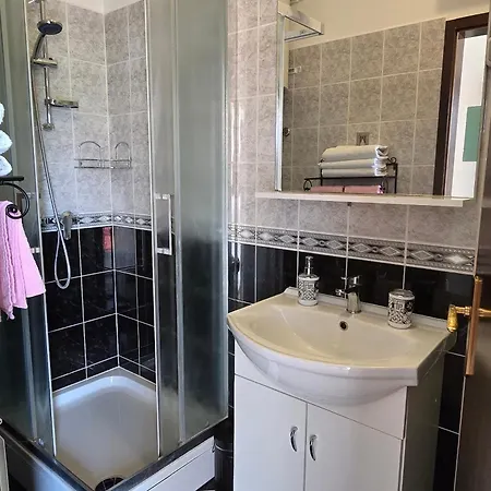 Apartman With Parking Space Buici, - 24819 *